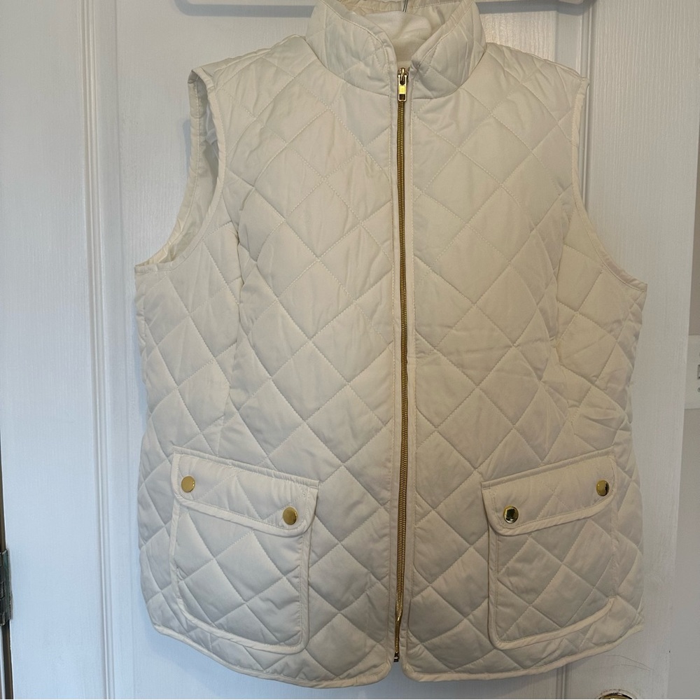 St. John’s Bay cream quilted vest (Size XL)